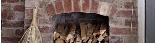 Vedstapel vid öppen spis